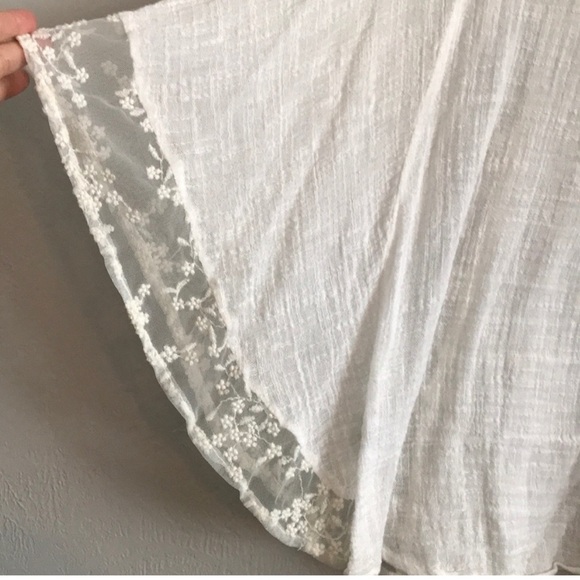 Gauzy butterfly sleeve top - Picture 8 of 9